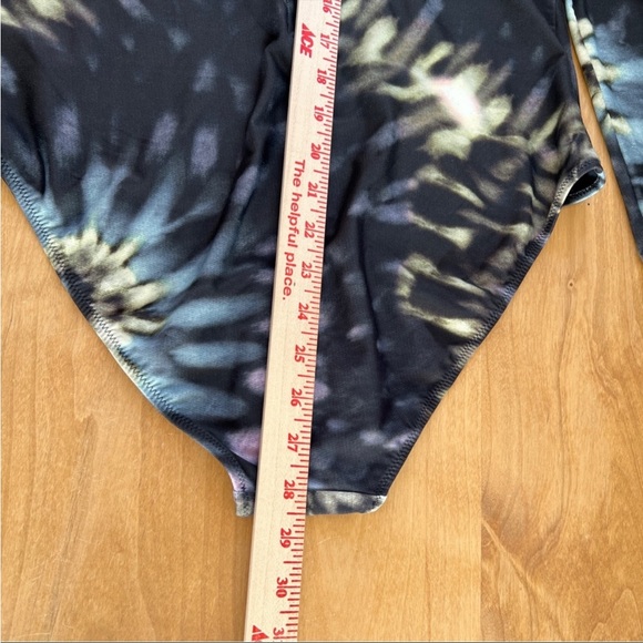 THE UPSIDE SURFSUIT, SIZE US 10. - Picture 4 of 14